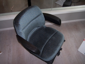 Mechanical Seat with Compact Base